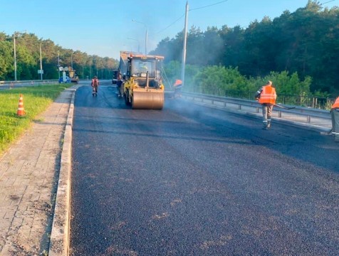 На дамбе Яческого водохранилища уложили 1,5 км асфальта