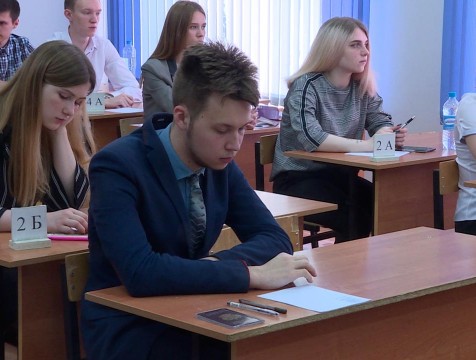 Одиннадцатиклассники сдают обществознание
