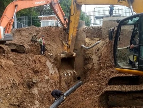 На склоне музея космонавтики в Калуге начался монтаж дренажной системы