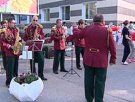 Для медиков областной больницы сыграл духовой оркестр