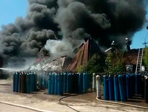 Пожарные предотвратили взрыв на складе газовых баллонов в Калуге
