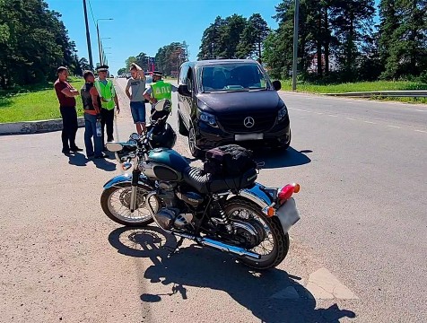 Микроавтобус и мотоцикл не поделили дорогу в Малоярославце