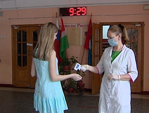 Старшеклассники сдают ЕГЭ по иностранному устному