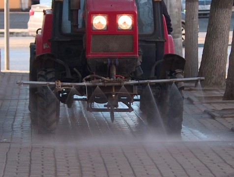 Улицы Калуги усиленно поливают из-за жары