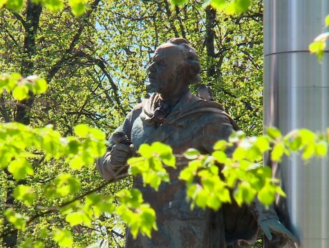 Памятник Циолковскому в сквере Мира приведут в порядок