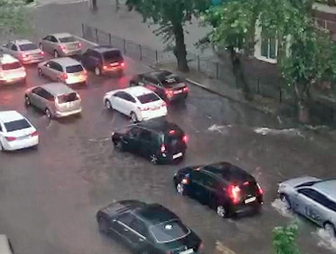 После длительной жары в Калуге пришла гроза с ливнем и градом