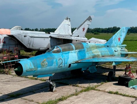 На аэродром Орешково доставили легендарный МиГ-21