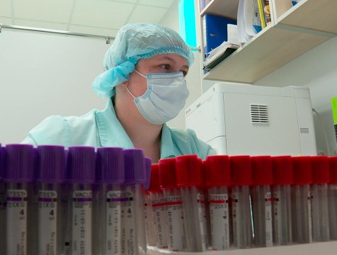 Бесплатные тесты на коронавирус делают сотрудникам нескольких предприятий региона