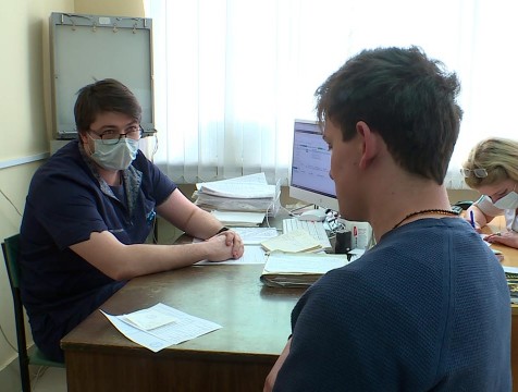 Записаться на углубленную диспансеризацию можно через Госуслуги или у участкового врача