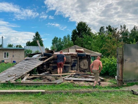 В Перемышле легковушка снесла забор и перевернулась