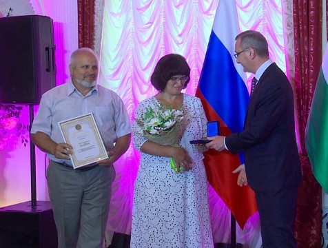 Медали «За любовь и верность» вручили 25 супружеским парам региона