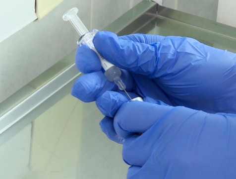 Стали известны подробности замены вакцины «КовиВак» водой