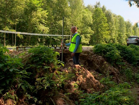 На новой дороге в Хвастовичском районе размыло обочину