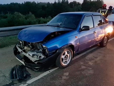 Легковушка врезалась в грузовик, двое пострадали