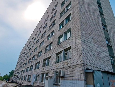 В КБ №8 мужчина погиб, выпав из окна на 6 этаже