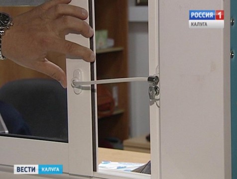 Установка «детских замков» на пластиковые окна стала обязательной