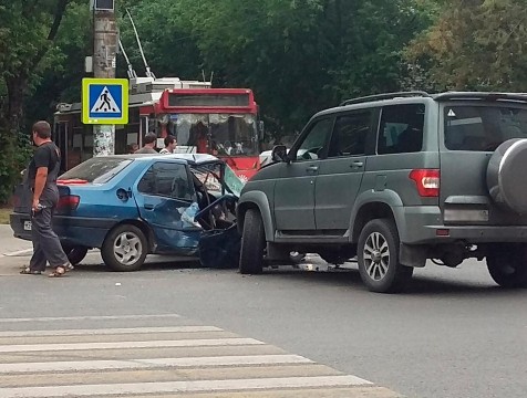 Жесткое ДТП с пострадавшими произошло в центре Калуги