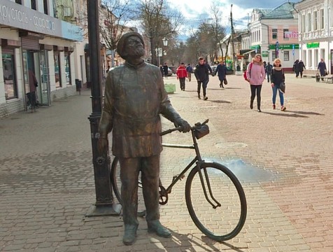 Вандалы разобрали велосипед у памятника Циолковского на Театральной