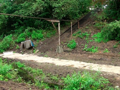 На улице Володарского в Медыни благоустраивают территорию вокруг родника