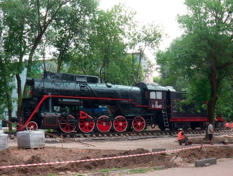 В сквере 50-летия ВЛКСМ расчистили площадку вокруг паровоза Л-3540