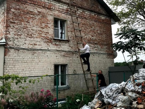 Выявлены нарушения в проведении ремонта дома в селе Климов завод Юхновского района