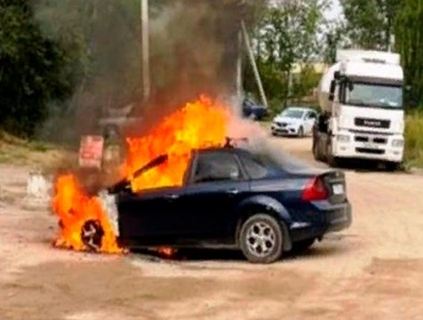 Автомобиль сгорел на улице Московской в Калуге