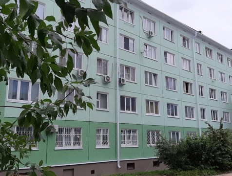 Отремонтировали крыши и фасады двух домов возле Дворца спорта