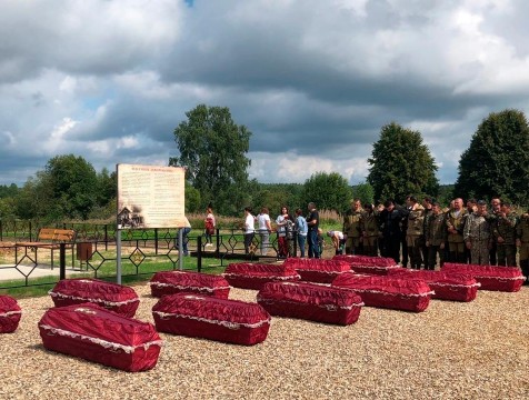 Останки расстрелянного гитлеровцами мирного населения захоронили в Барятинском районе