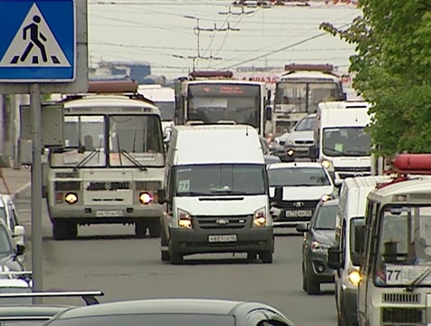 Водитель пассажирского автобуса при задержании пытался задавить полицейского