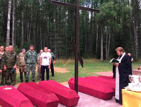 На Гнездиловской высоте торжественно перезахоронили останки 64 бойцов