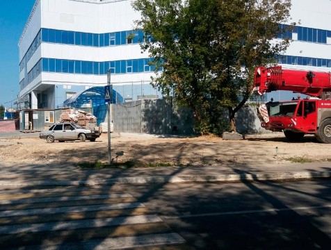 Вокруг Дворца спорта полностью сняли строительный забор