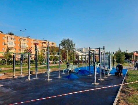 Спортплощадку устанавливают в калужском Парке театра юного зрителя в Калуге