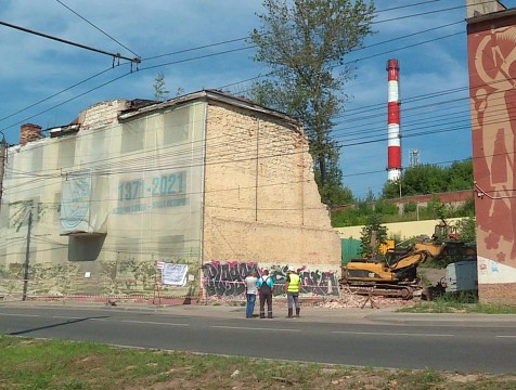 Заброшенный дом на улице Салтыкова-Щедрина в Калуге начали сносить