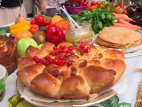 Участники «Калуги урожайной» порадовали калужан блинами и шарлотками