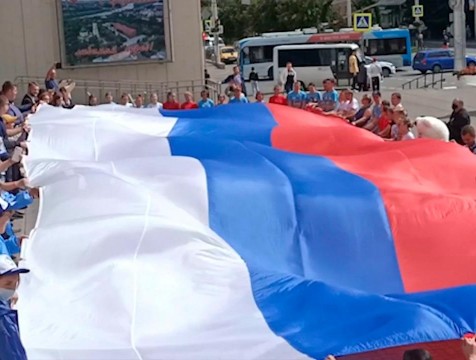 День государственного флага в регионе отметили флешмобами