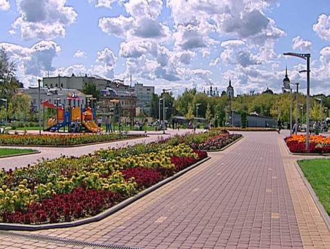 Силовики высадят аллею из туй в парке Театра юного зрителя