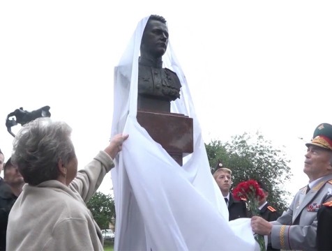 В кировской школе открыли бюст Герою Советского Союза Антону Шелаеву