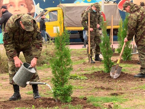 Спецназовцы «Гром» посадили аллею в новом парке Калуги