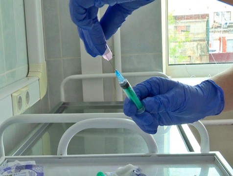 Врачи советуют выдержать интервал в 30 дней между прививками от COVID-19 и гриппа