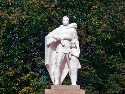 Обновленный памятник воину-освободителю установили у кондровской школы