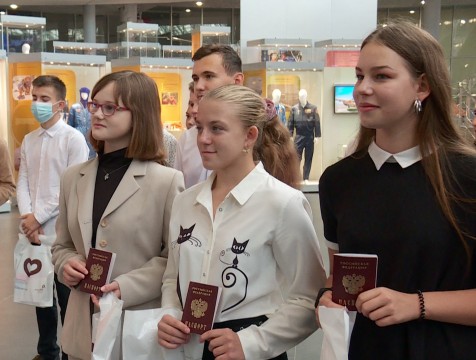 Ученикам калужских школ торжественно вручили паспорта