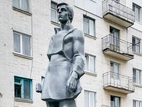 Калужанин отреставрировал памятник рабочему по своей инициативе