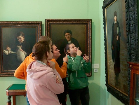 Экскурсию для слабослышащих провели в Калужском музее изобразительных искусств