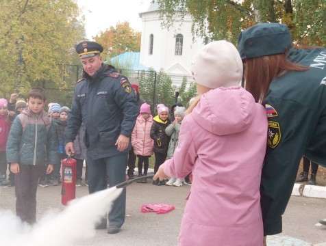 Калужских школьников научили пользоваться огнетушителем и вести себя в условиях ЧС