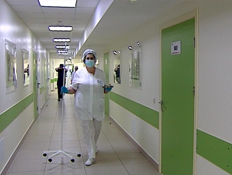 Выплаты медикам стационаров с больными коронавирусом в регионе продлят
