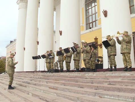 Росгвардейцы поздравили калужских пенсионеров вальсом на Театральной площади
