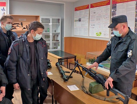 В преддверии профессионального праздника калужские омоновцы провели экскурсию для школьников
