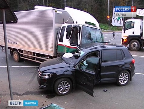В Жуковском районе иномарка не уступила дорогу грузовику, погибла женщина