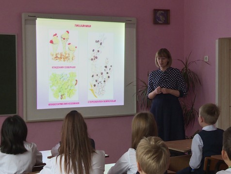 Калужским школьникам подарили обновленные Красные книги региона