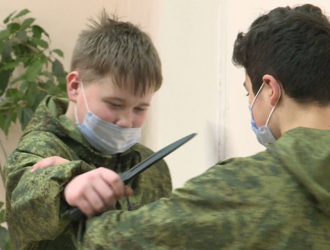 Школьников научили приемам самообороны в калужской православной гимназии